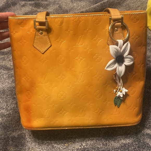 Retails $1600 - Authentic Louis Vuitton Houston Beige Vernis Tote Bag - Picture 13 of 14